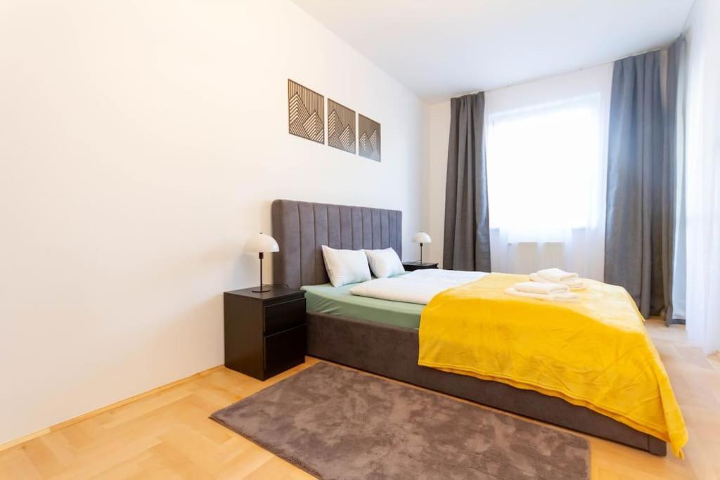 Ferienwohnung Gozsdu White Raven 3 - Terrace And Free Underground Parking Budapest Exterior foto