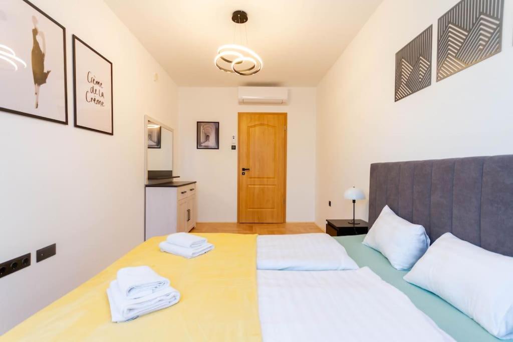 Ferienwohnung Gozsdu White Raven 3 - Terrace And Free Underground Parking Budapest Exterior foto