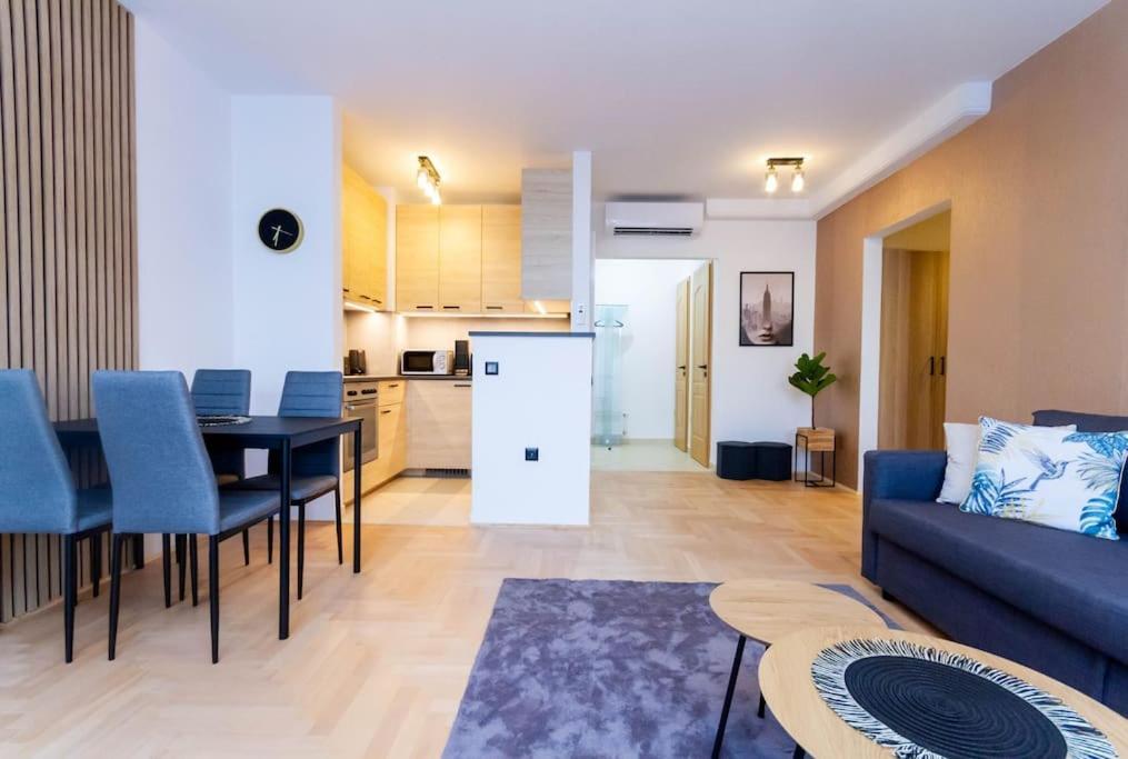 Ferienwohnung Gozsdu White Raven 3 - Terrace And Free Underground Parking Budapest Exterior foto