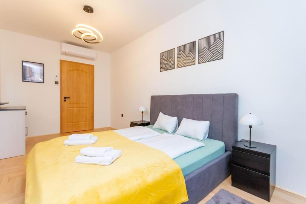 Ferienwohnung Gozsdu White Raven 3 - Terrace And Free Underground Parking Budapest Exterior foto